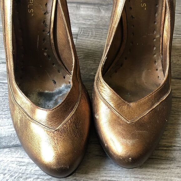 2/$20 BCBGirls Bronze Round Toe Pump, 5.5 - Picture 6 of 8